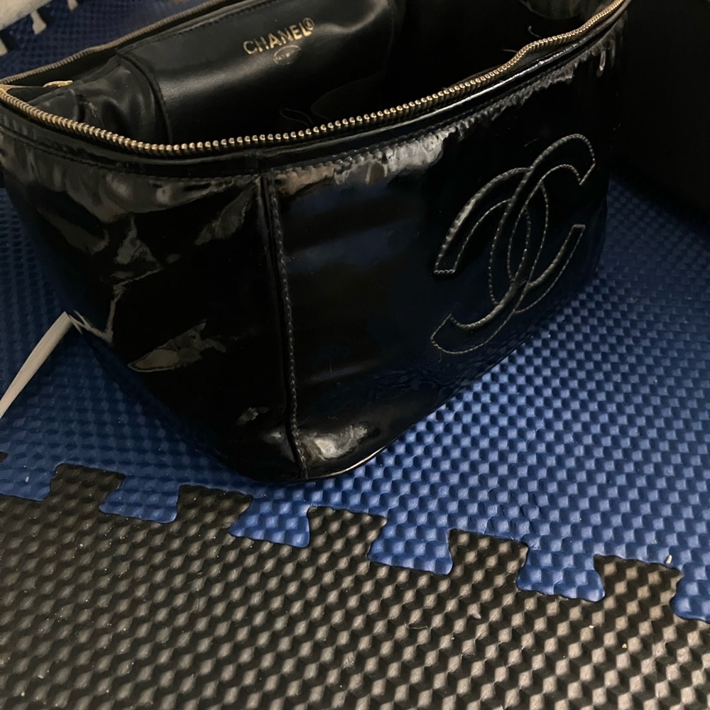 Chanel Vanity & Chanel KeyCharm - Picture 2 of 11